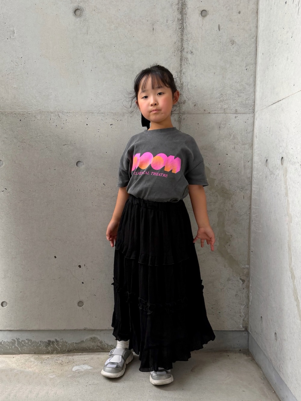 ブラック系のスカート、シルバー系のスニーカー、グレー系のTシャツ/カットソーを着用したキッズの夏コーディネートの4枚目の写真