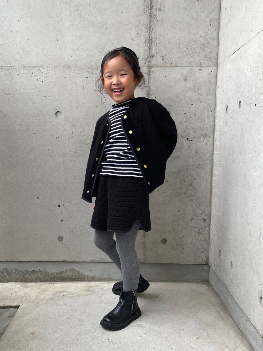 ブラック系のカーディガン/ボレロ、グレー系のワンピース、ブラック系のその他パンツを着用したキッズの秋コーディネートの5枚目の写真
