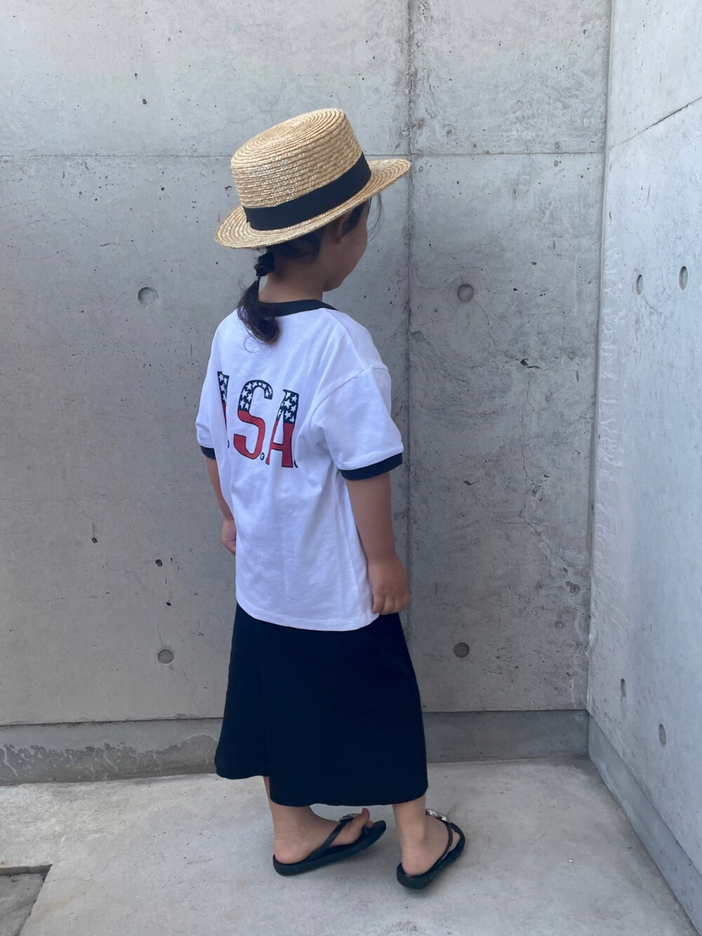 ホワイト系のTシャツ/カットソー、ホワイト系のTシャツ/カットソー、ブラック系のサンダルを着用したキッズの春コーディネートの3枚目の写真