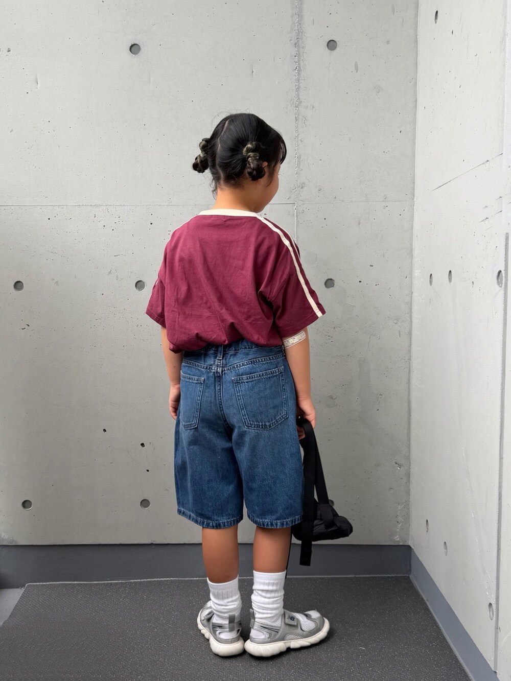 レッド系のTシャツ/カットソー、シルバー系のスニーカー、ブルー系のパンツを着用したキッズの夏コーディネートの2枚目の写真