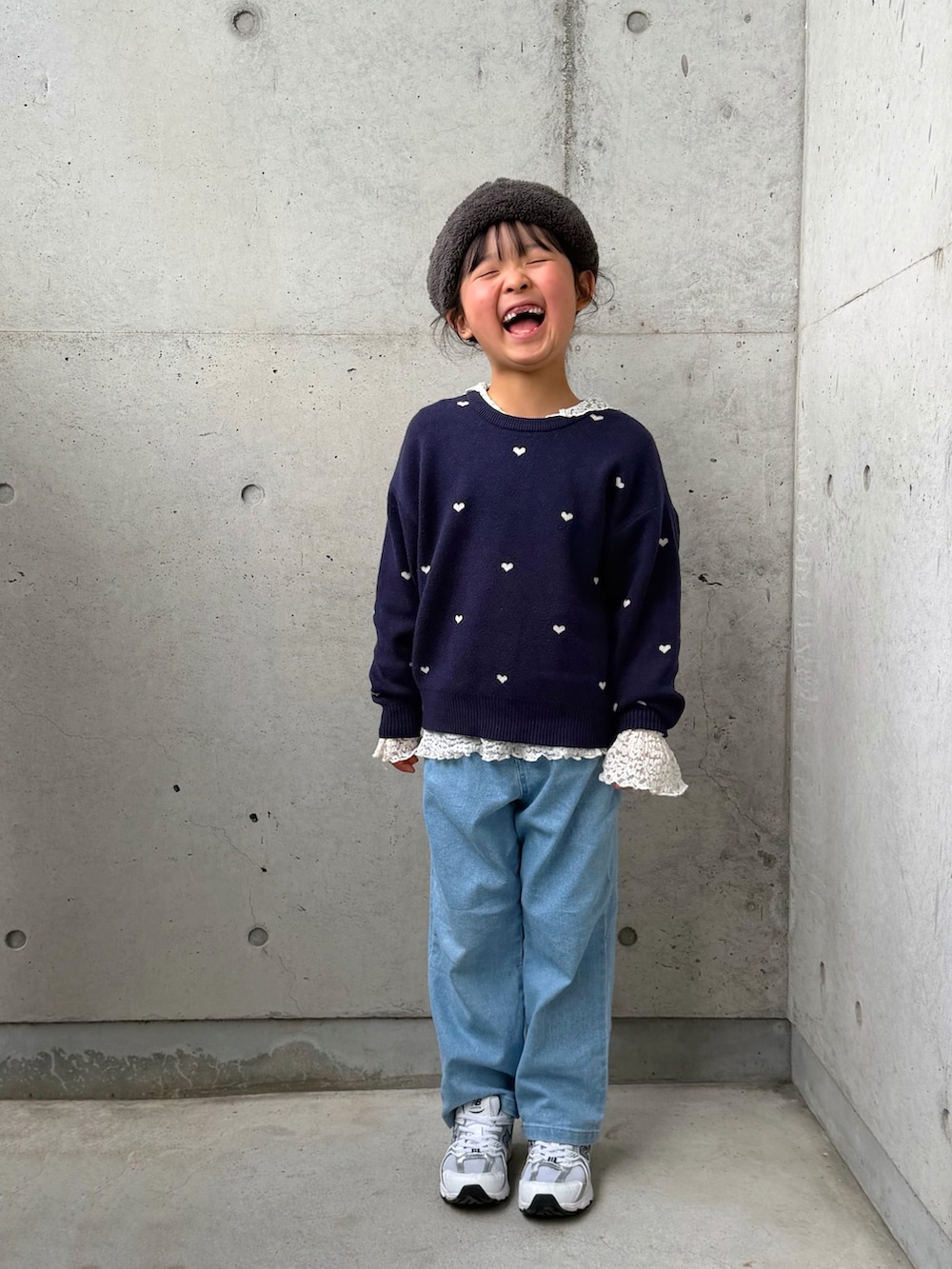 ブルー系のニット/セーター、ホワイト系のTシャツ/カットソー、ブルー系のデニムパンツを着用したキッズの冬コーディネートの3枚目の写真