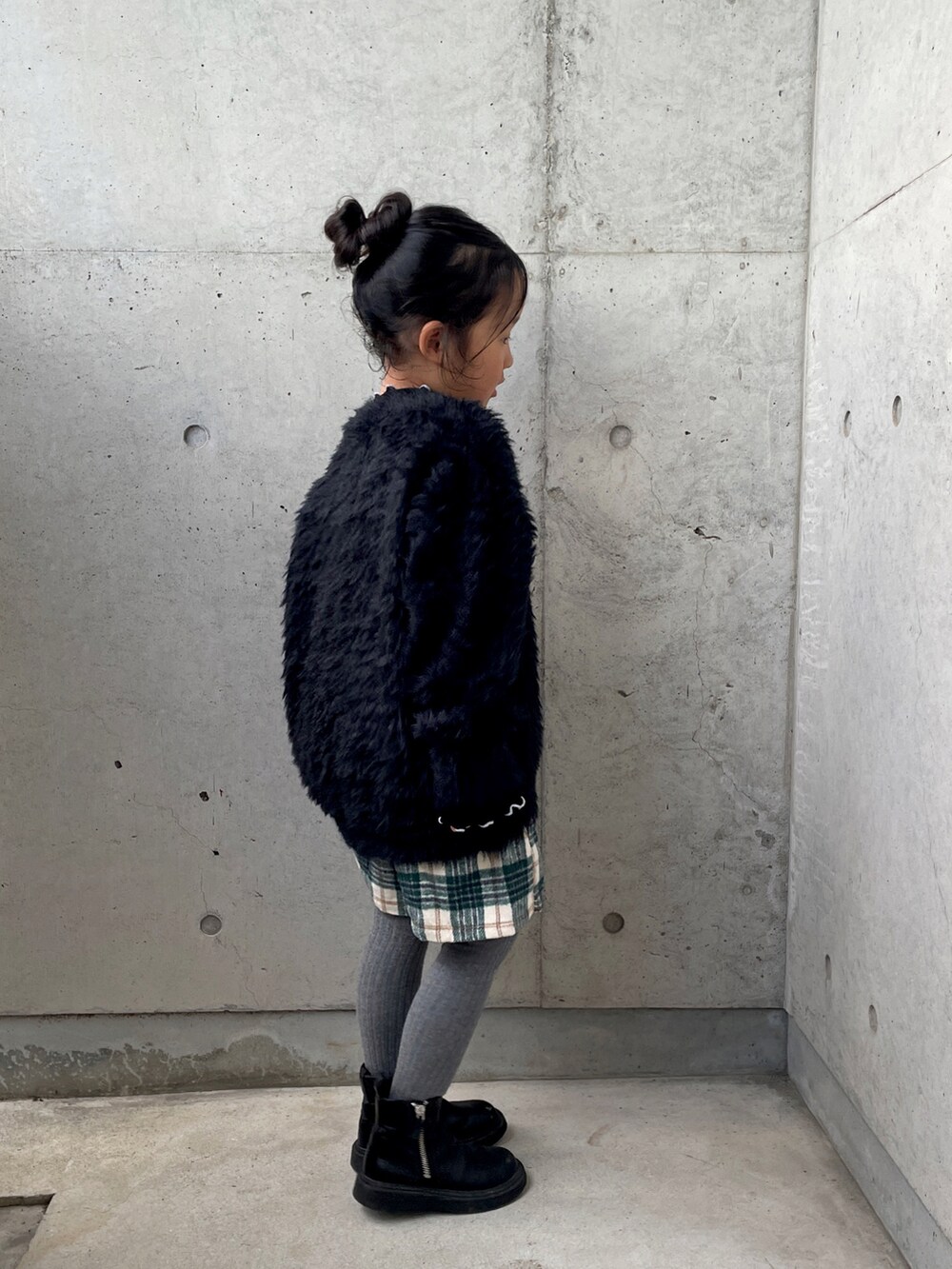 ブラック系のニット/セーター、グリーン系のその他パンツ、ブラック系のTシャツ/カットソーを着用したキッズの秋コーディネートの4枚目の写真