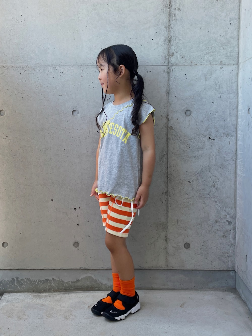 オレンジ系のその他パンツ、グレー系のTシャツ/カットソー、ブラック系のスニーカーを着用したキッズの夏コーディネートの2枚目の写真