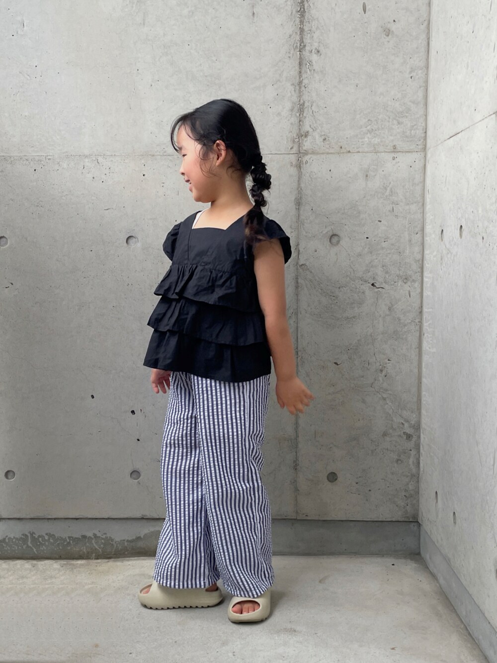 ホワイト系のキャミソール、ベージュ系のサンダル、ブラック系のシャツ/ブラウスを着用したキッズの夏コーディネートの2枚目の写真