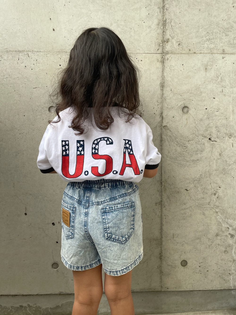 グレー系のスニーカー、ブルー系のデニムパンツ、ホワイト系のTシャツ/カットソーを着用したキッズの春コーディネートの2枚目の写真