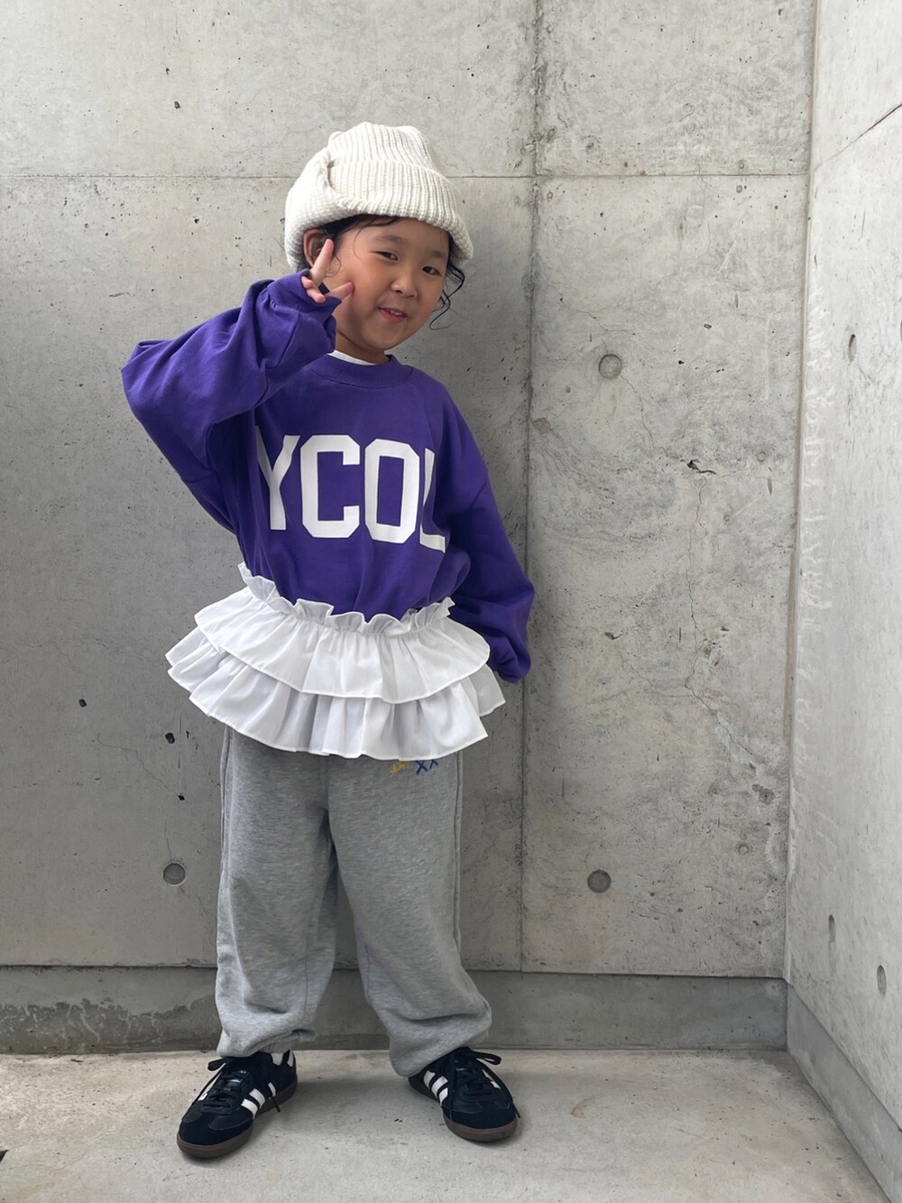 グレー系のパンツ、パープル系のTシャツ/カットソー、ブラック系のスニーカーを着用したキッズの秋コーディネートの2枚目の写真