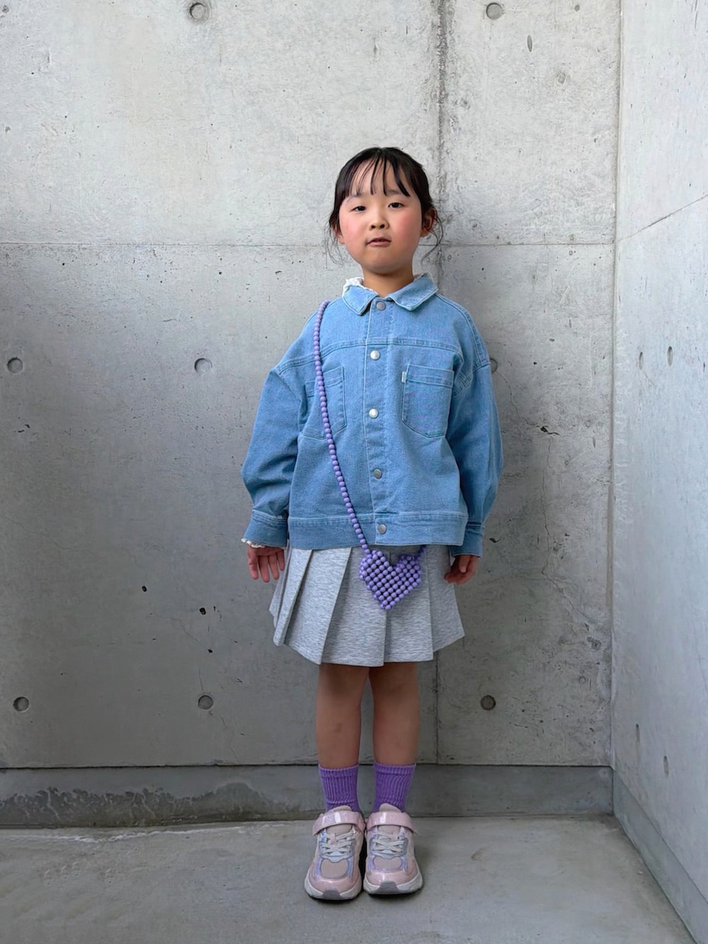 ホワイト系のTシャツ/カットソー、ピンク系のスニーカー、ブルー系のデニムジャケットを着用したキッズの春コーディネートの2枚目の写真