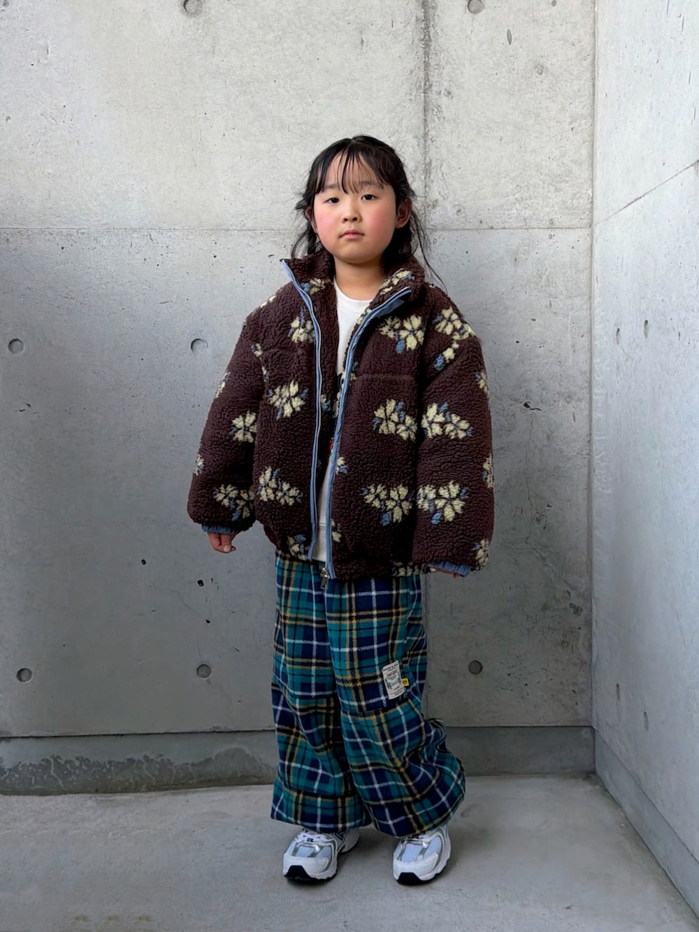 ホワイト系のスニーカー、ブラウン系のジャケット/アウター、グリーン系のパンツを着用したキッズの冬コーディネートの3枚目の写真