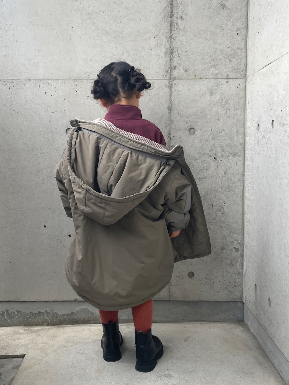 イエロー系のその他パンツ、レッド系のスウェット、グリーン系のブルゾンを着用したキッズの冬コーディネートの4枚目の写真