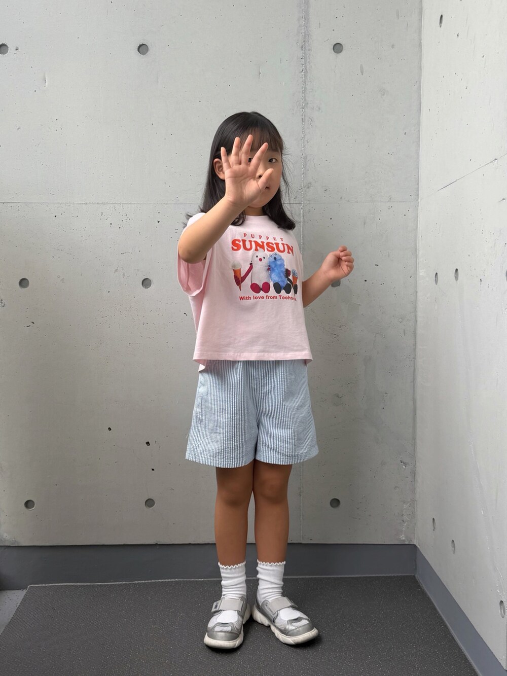 シルバー系のスニーカー、ピンク系のTシャツ/カットソー、ブルー系のパンツを着用したキッズの秋コーディネートの4枚目の写真