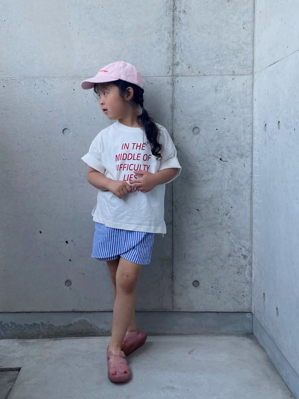 「ロゴT、ストライプ、ストライプパンツ、ラインソックス、ハイカットスニーカー、スニーカー、白Tシャツ、キャップ、キッズコーデ」｜「CONVERSEのconverse コンバース CHILD ALL STAR N Z HI キッズスニーカー(チャイルドオールスターNZHI)（スニーカー、レッド系）」を使った、ioooさん（キッズ・110cm）の夏コーディネートの4枚目の写真