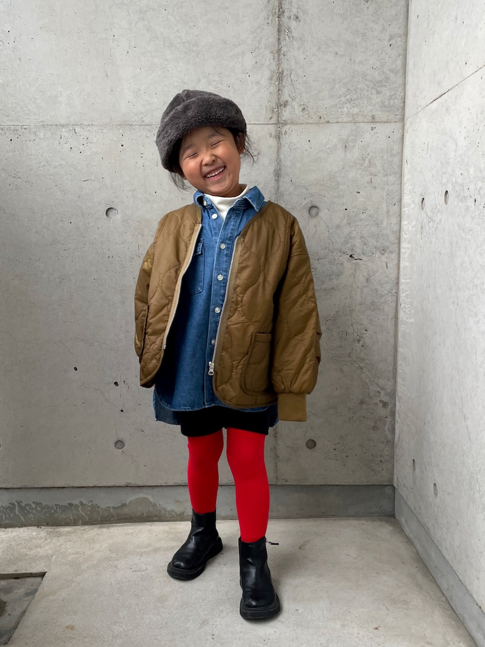 ホワイト系のトップス、ブラウン系のダウンジャケット/コート、ブルー系のシャツ/ブラウスを着用したキッズの冬コーディネートの4枚目の写真