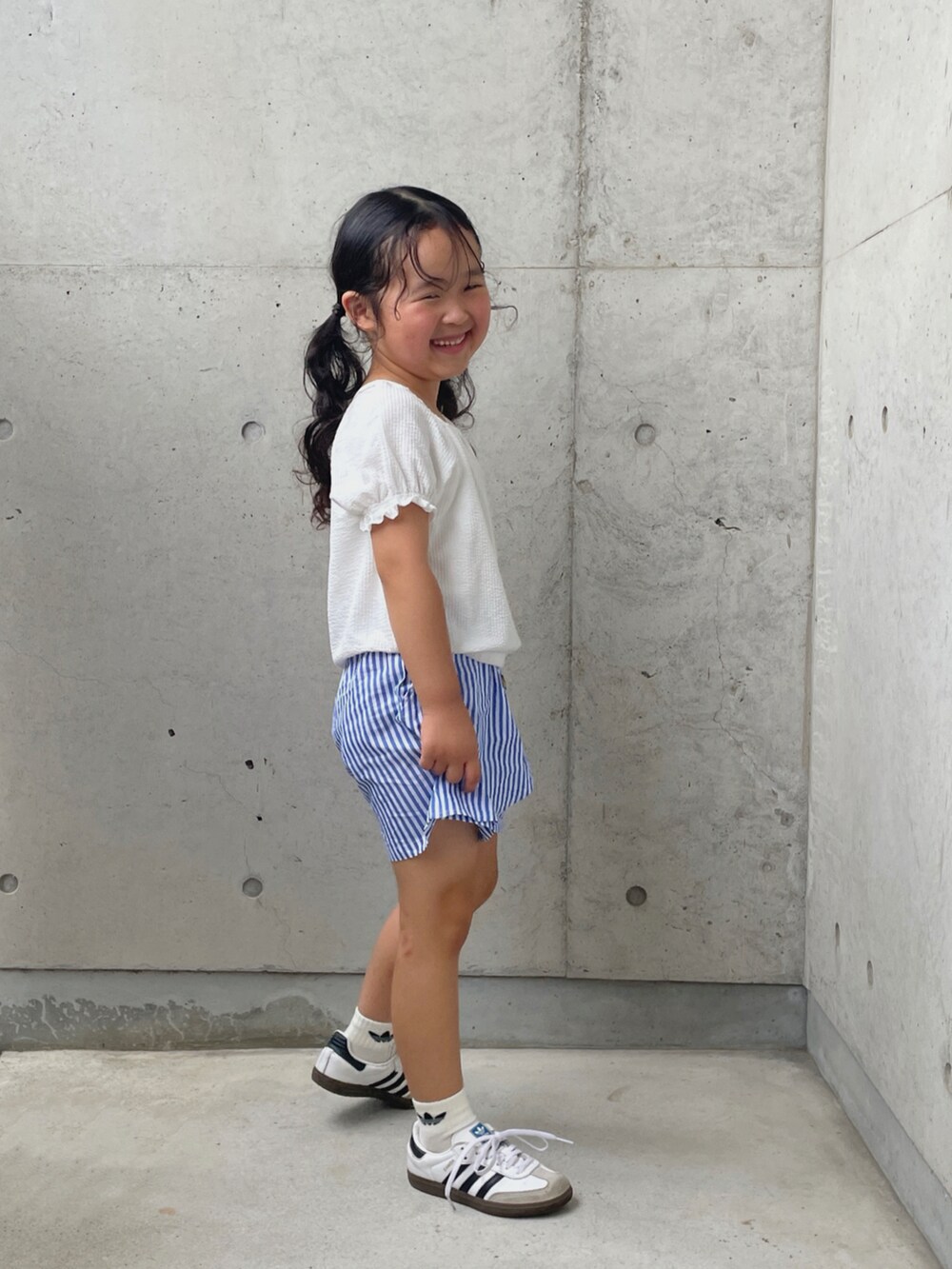 ブルー系のその他パンツ、ホワイト系のトップス、ホワイト系のスニーカーを着用したキッズの夏コーディネートの4枚目の写真