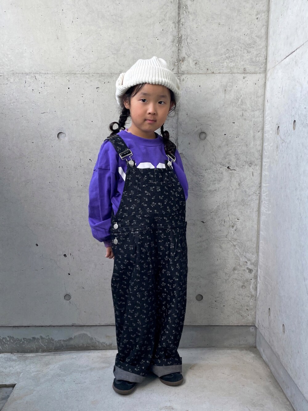 ブラック系のオールインワン・サロペット、パープル系のTシャツ/カットソー、パープル系のTシャツ/カットソーを着用したキッズの冬コーディネートの3枚目の写真