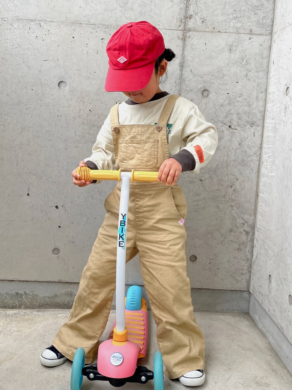 ベージュ系のTシャツ/カットソー、ブラック系のショルダーバッグ、ブラック系のスニーカーを着用したキッズの春コーディネートの4枚目の写真