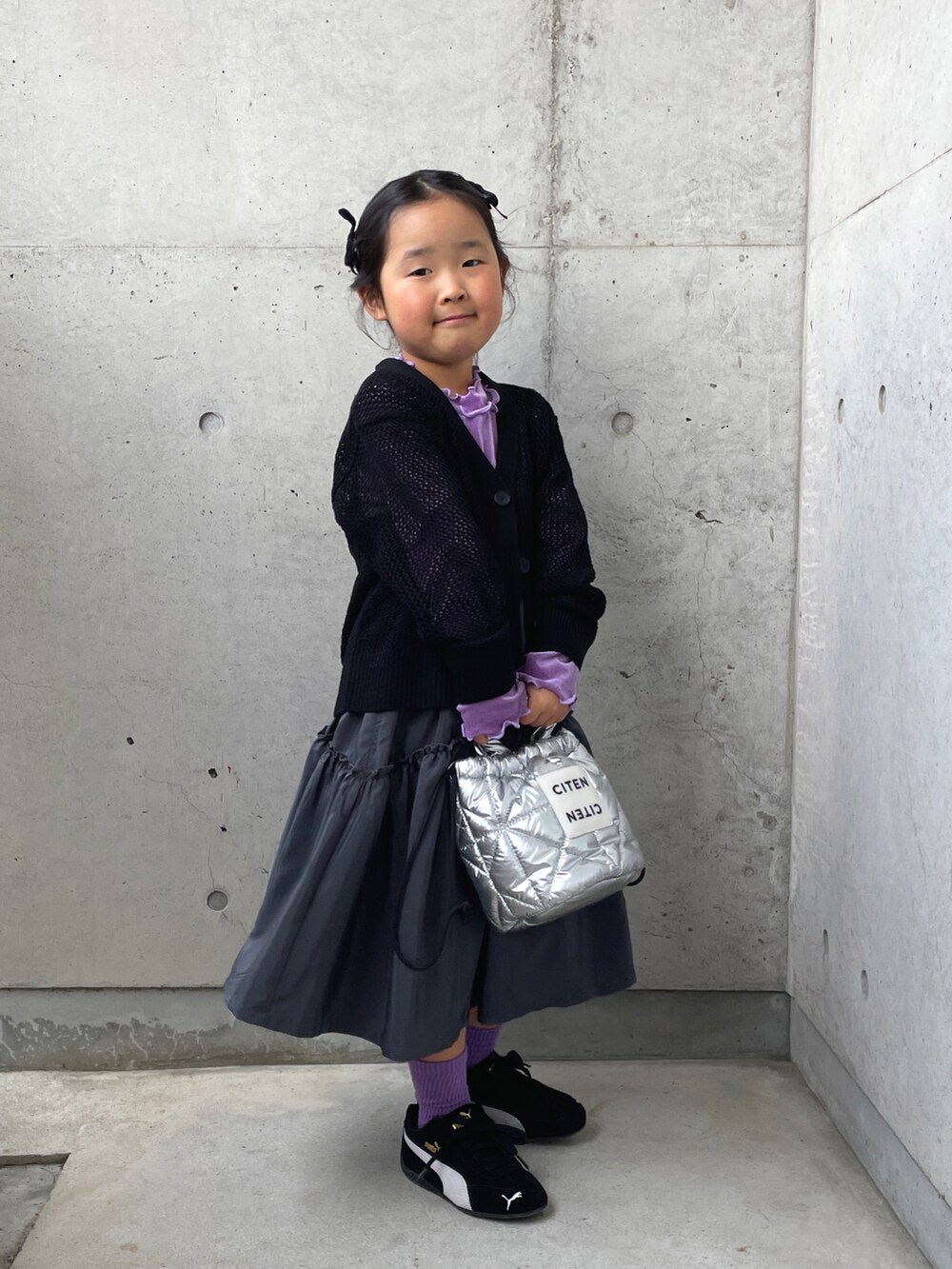 ブラック系のスニーカー、パープル系のTシャツ/カットソー、ブラック系のトップスを着用したキッズの春コーディネートの4枚目の写真