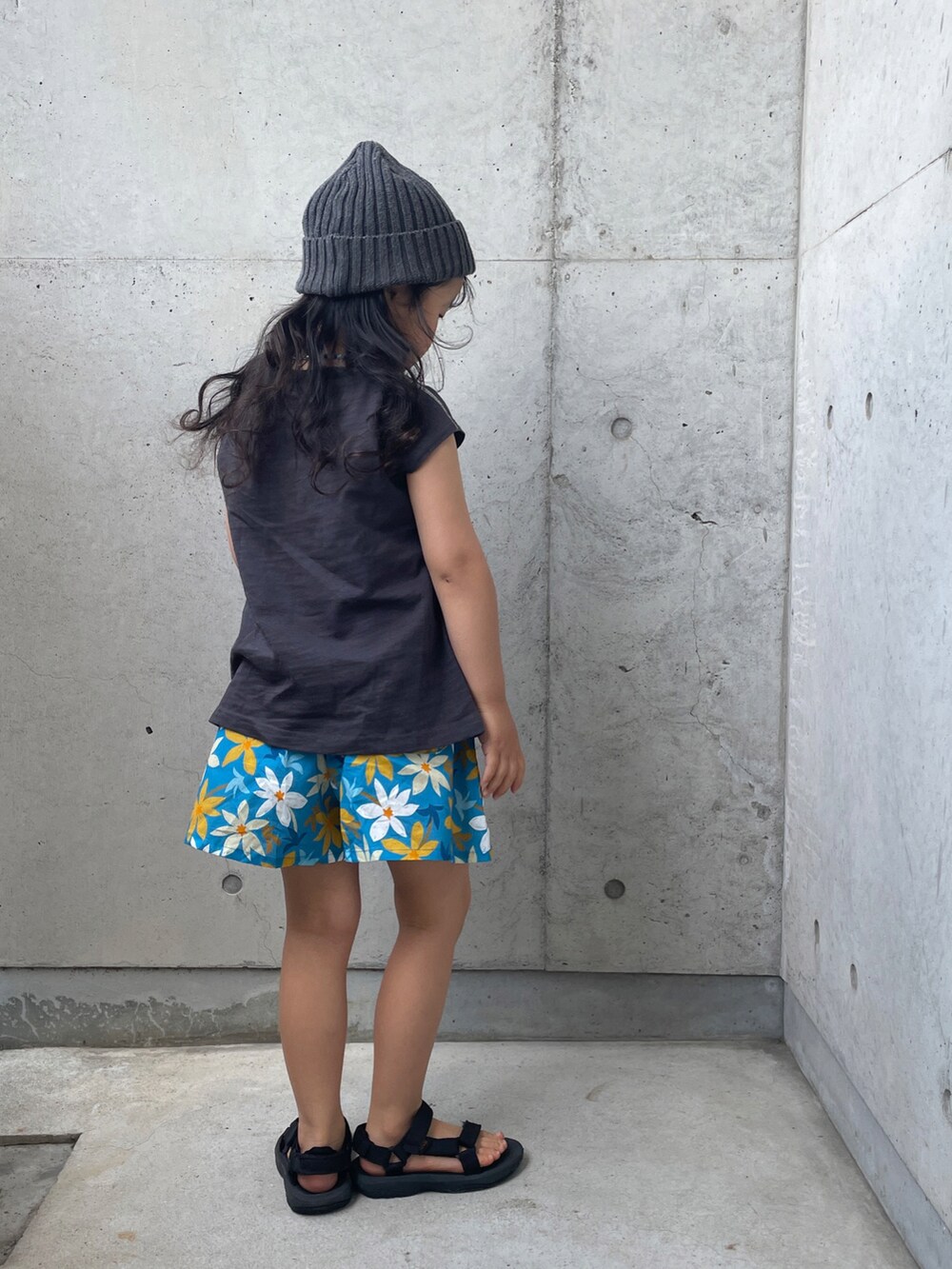 ブラック系のサンダル、ブルー系のその他パンツ、グレー系のニットキャップ/ビーニーを着用したキッズの春コーディネートの3枚目の写真