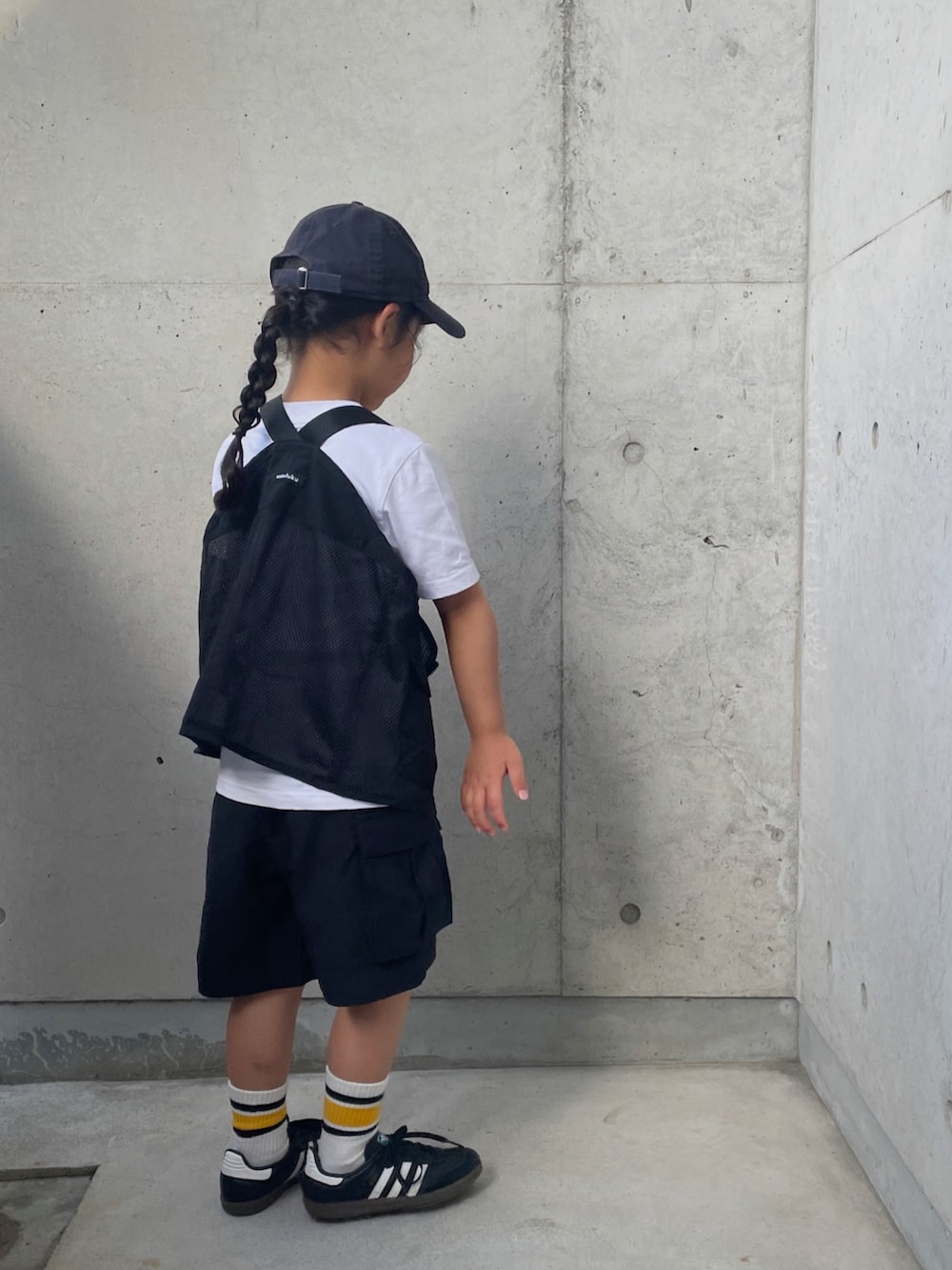 ブラック系のジャージ、ブラック系のパンツ、ブラック系のスニーカーを着用したキッズの夏コーディネートの4枚目の写真