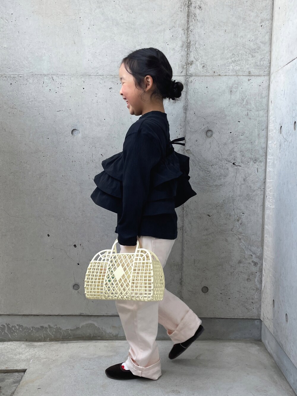 ブラック系のTシャツ/カットソー、ピンク系のその他パンツ、ホワイト系のバッグを着用したキッズの春コーディネートの5枚目の写真