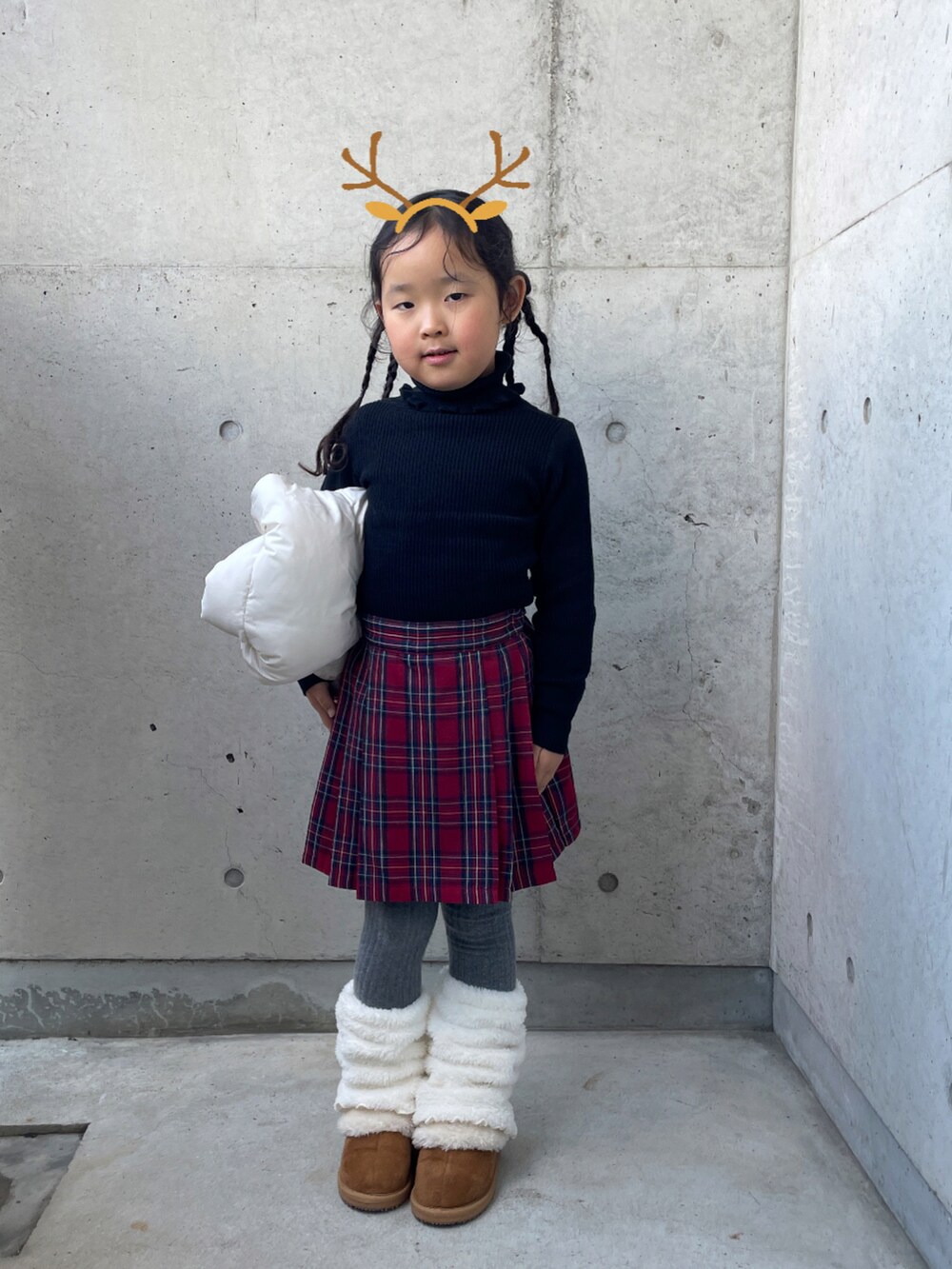 ブラック系のニット/セーター、レッド系のパンツ、ブラウン系のブーツを着用したキッズの冬コーディネートの4枚目の写真