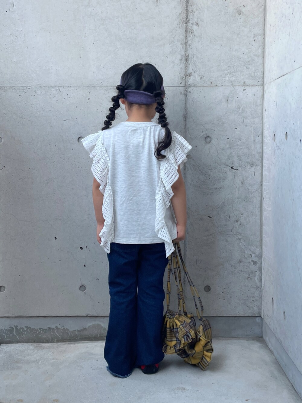 グレー系のTシャツ/カットソー、レッド系のスニーカー、ブルー系のデニムパンツを着用したキッズの夏コーディネートの3枚目の写真