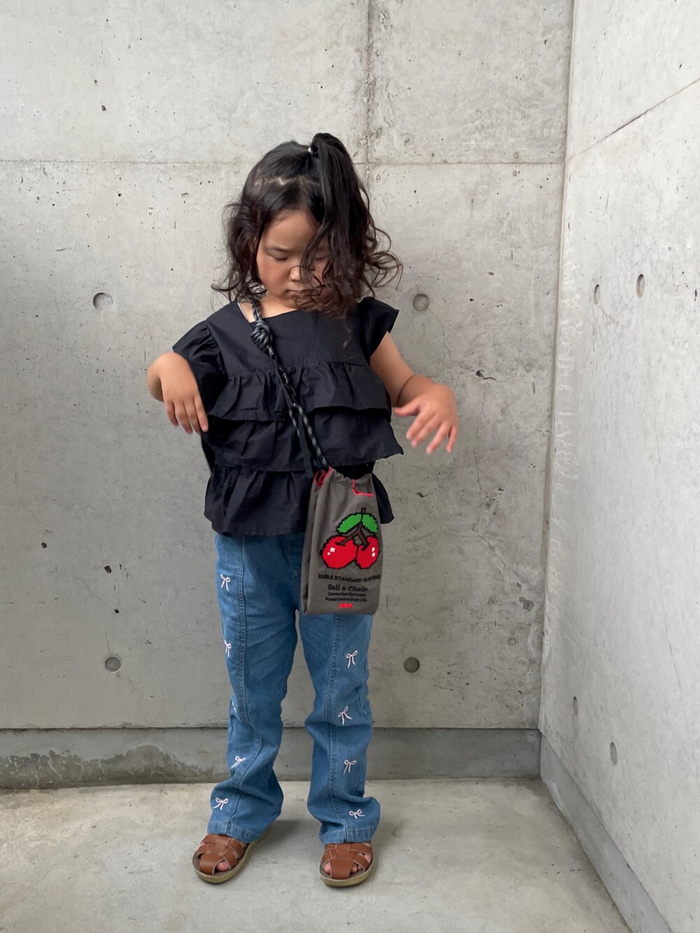 ブラック系のシャツ/ブラウス、グレー系のショルダーバッグ、ブルー系のパンツを着用したキッズの夏コーディネートの5枚目の写真