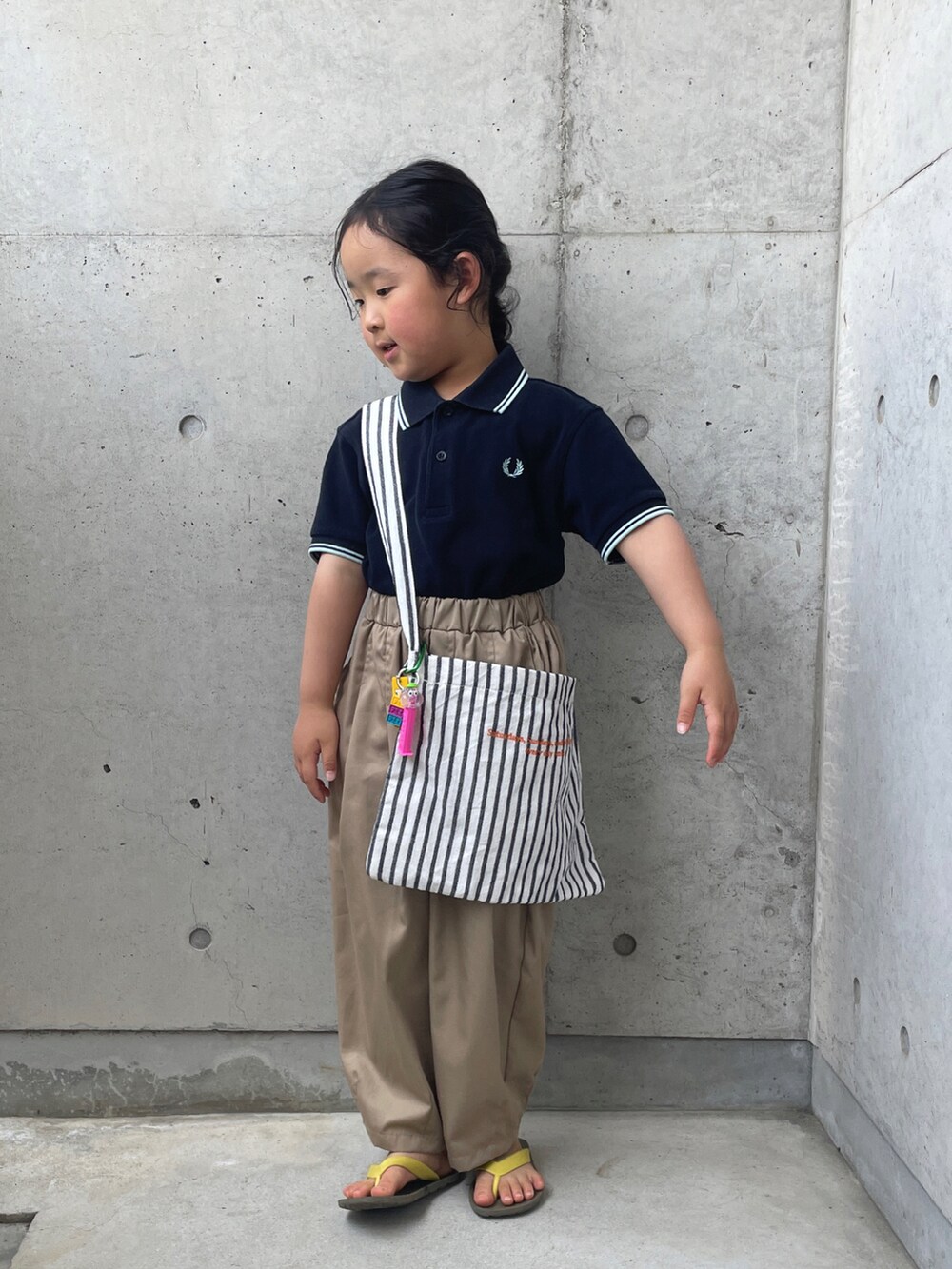 「キッズコーデ、ショルダーバッグ、ポロシャツ、バルーンパンツ、カジュアルコーデ、サンダル、ヘアアレンジ、春夏コーデ」｜「FRED PERRYのKids Twin Tipped Shirt（ポロシャツ、ブルー系）」を使った、ioooさん（キッズ・110cm）の春コーディネートの4枚目の写真