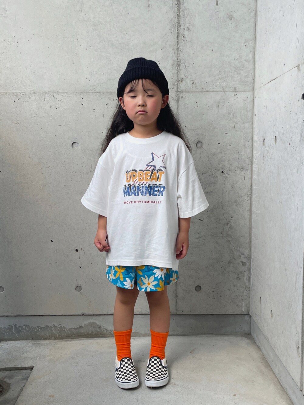 ブラック系のスリッポン、ホワイト系のTシャツ/カットソー、ブルー系のその他パンツを着用したキッズの夏コーディネートの4枚目の写真