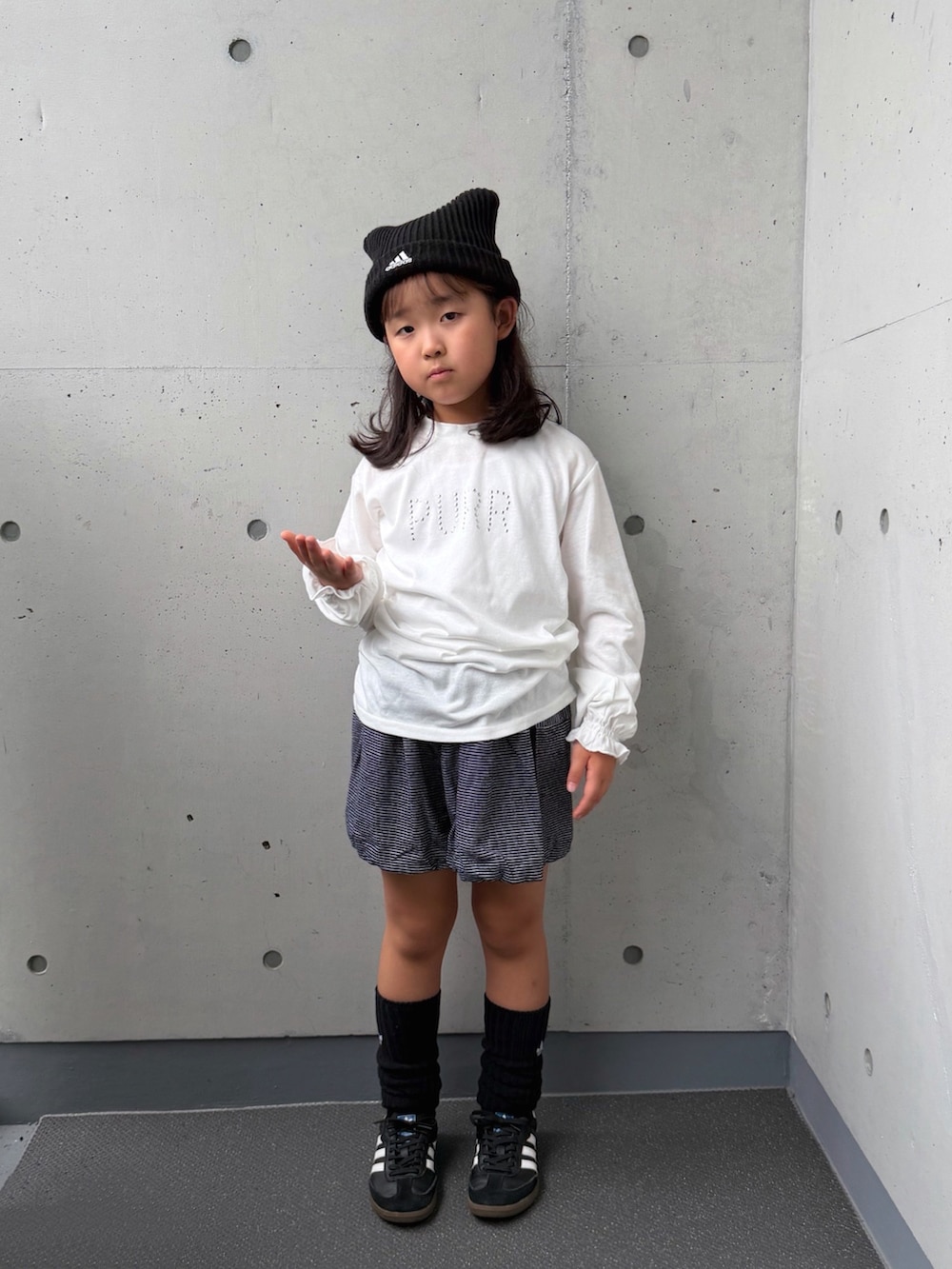 ホワイト系のTシャツ/カットソー、ブラック系のスニーカー、ブラック系のその他パンツを着用したキッズの秋コーディネートの5枚目の写真