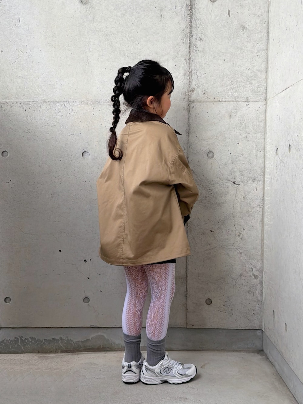 パープル系のポロシャツ、ベージュ系のミリタリージャケット、ブラック系のその他パンツを着用したキッズの冬コーディネートの5枚目の写真