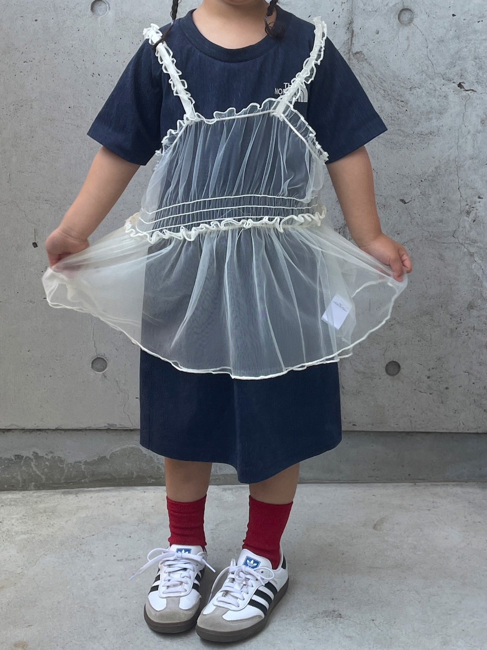 ブラック系のサンダル、ブラック系のバックパック/リュック、ブルー系のワンピースを着用したキッズの春コーディネートの5枚目の写真