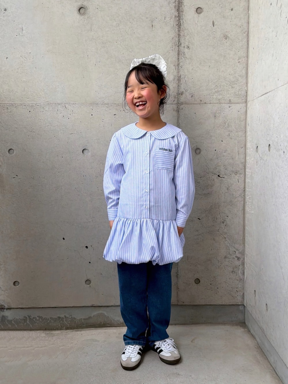 ブルー系のシャツ/ブラウス、ブルー系のデニムパンツ、ホワイト系のスニーカーを着用したキッズの春コーディネートの4枚目の写真