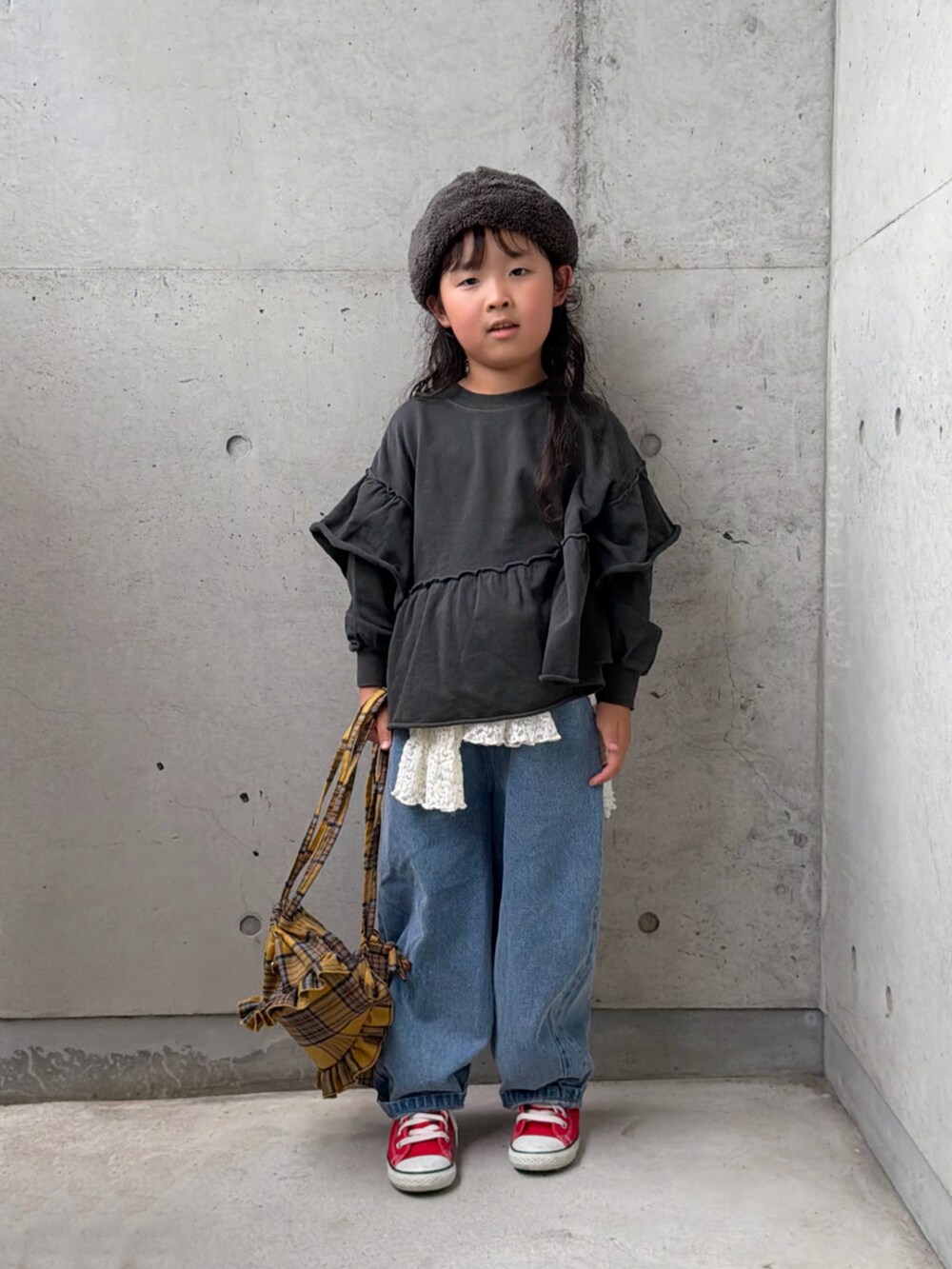 グレー系のTシャツ/カットソー、ホワイト系のTシャツ/カットソー、レッド系のスニーカーを着用したキッズの秋コーディネートの5枚目の写真