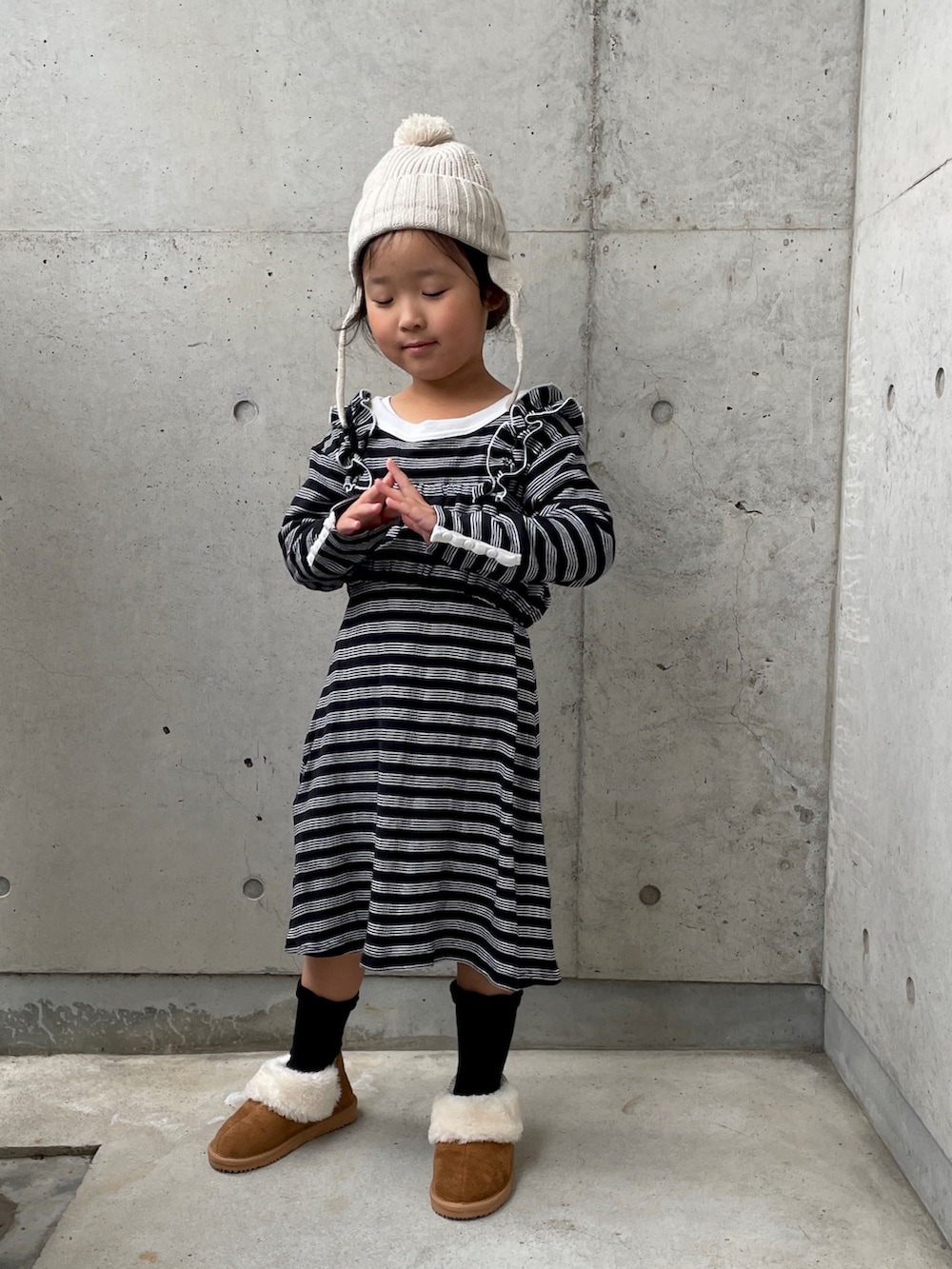 ブラック系のブルゾン、ブラック系のワンピース、ブラック系のキャミソールを着用したキッズの秋コーディネートの2枚目の写真