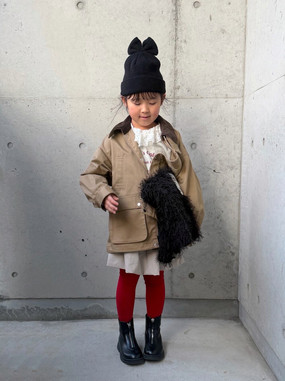ベージュ系のスウェット、ベージュ系のスカート、ブラック系のトートバッグを着用したキッズの秋コーディネートの5枚目の写真