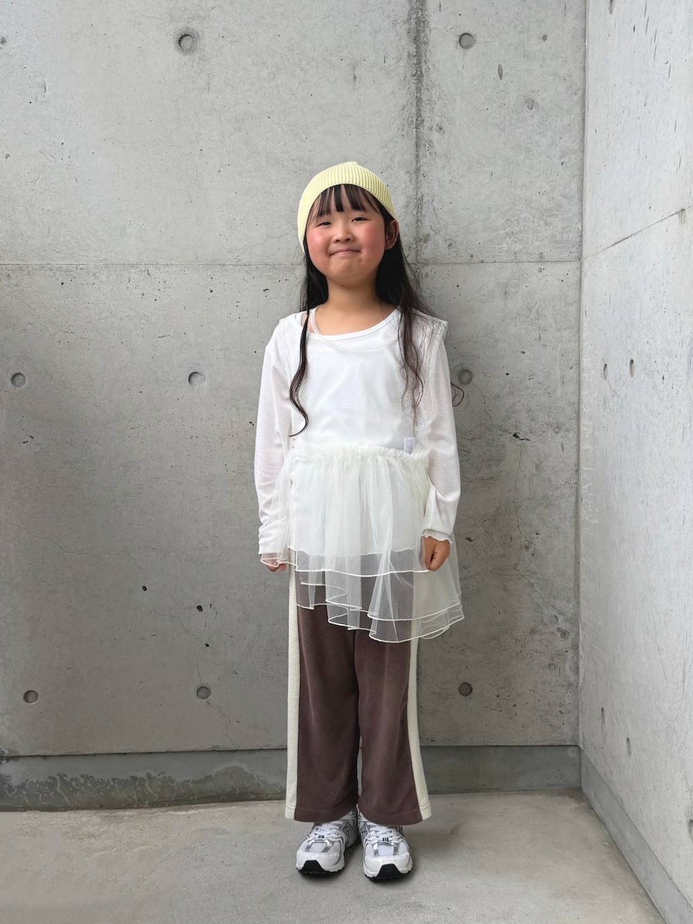 ホワイト系のTシャツ/カットソー、ホワイト系のスニーカー、ブラウン系のその他パンツを着用したキッズの春コーディネートの3枚目の写真