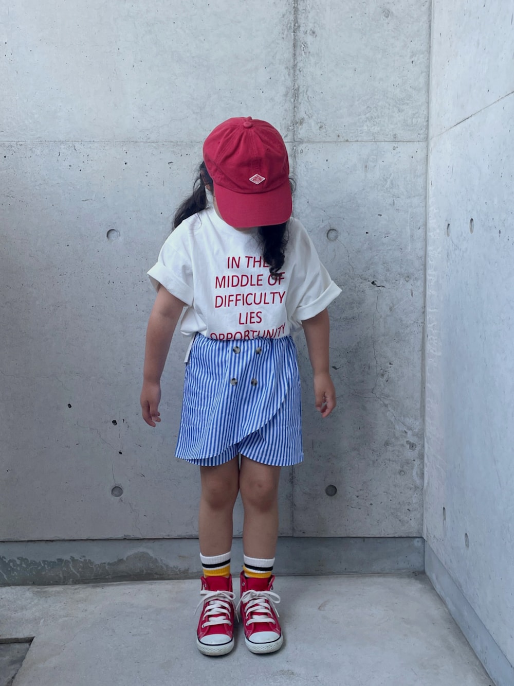 「ロゴT、ストライプ、ストライプパンツ、ラインソックス、ハイカットスニーカー、スニーカー、白Tシャツ、キャップ、キッズコーデ」｜「CONVERSEのconverse コンバース CHILD ALL STAR N Z HI キッズスニーカー(チャイルドオールスターNZHI)（スニーカー、レッド系）」を使った、ioooさん（キッズ・110cm）の夏コーディネートの2枚目の写真