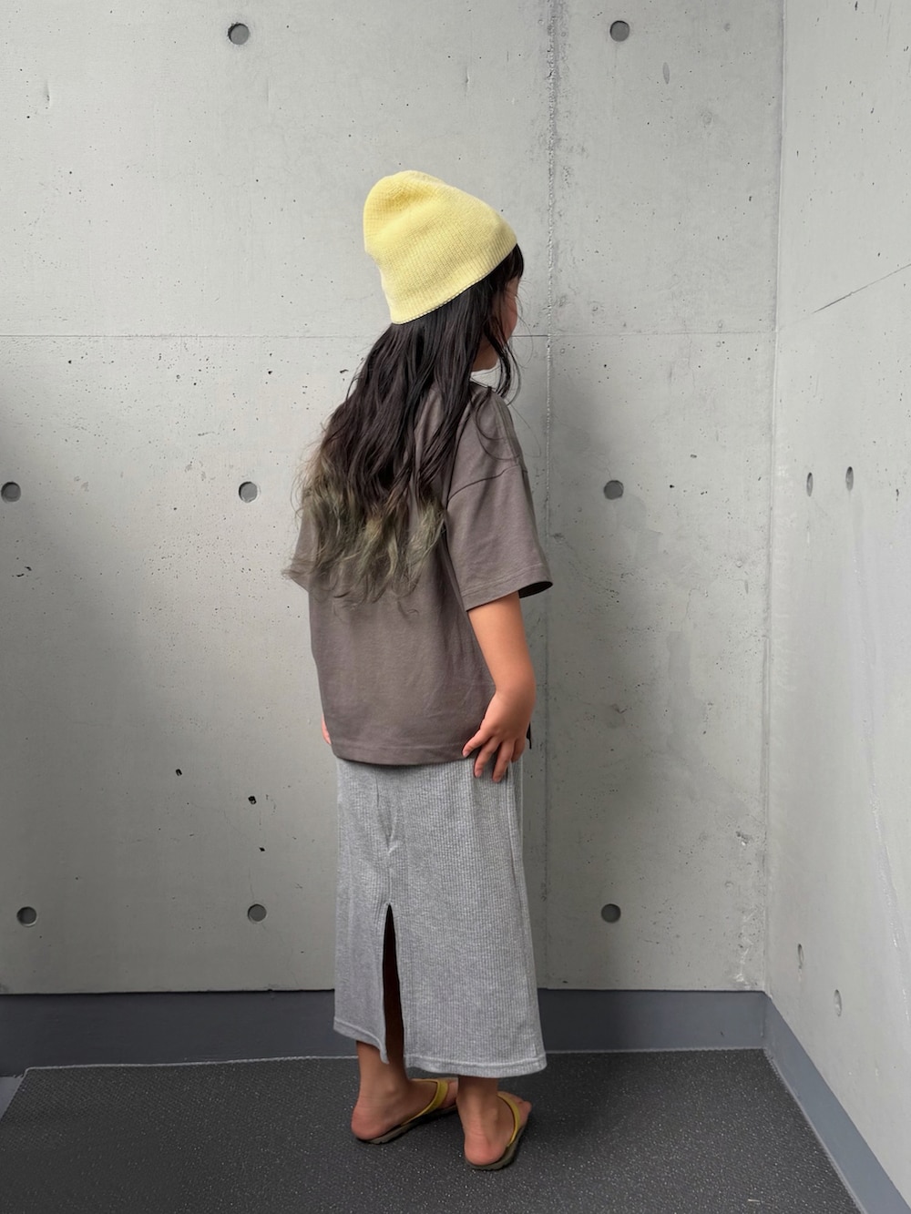 ブラック系のTシャツ/カットソー、グレー系のスカート、ブラウン系のサンダルを着用したキッズの夏コーディネートの4枚目の写真
