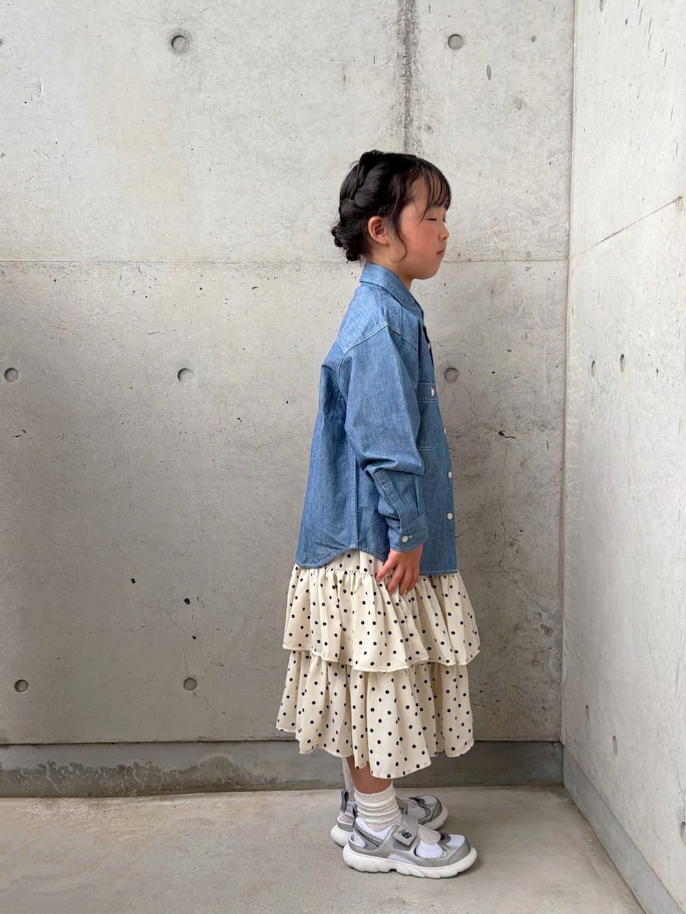 ホワイト系のスカート、ブルー系のシャツ/ブラウス、ホワイト系のワンピース/ドレスを着用したキッズの春コーディネートの2枚目の写真