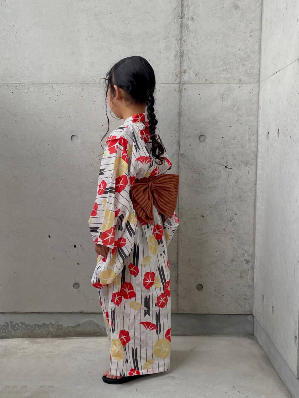 ブラック系のサンダル、ベージュ系のハット、ホワイト系の浴衣を着用したキッズの夏コーディネートの5枚目の写真