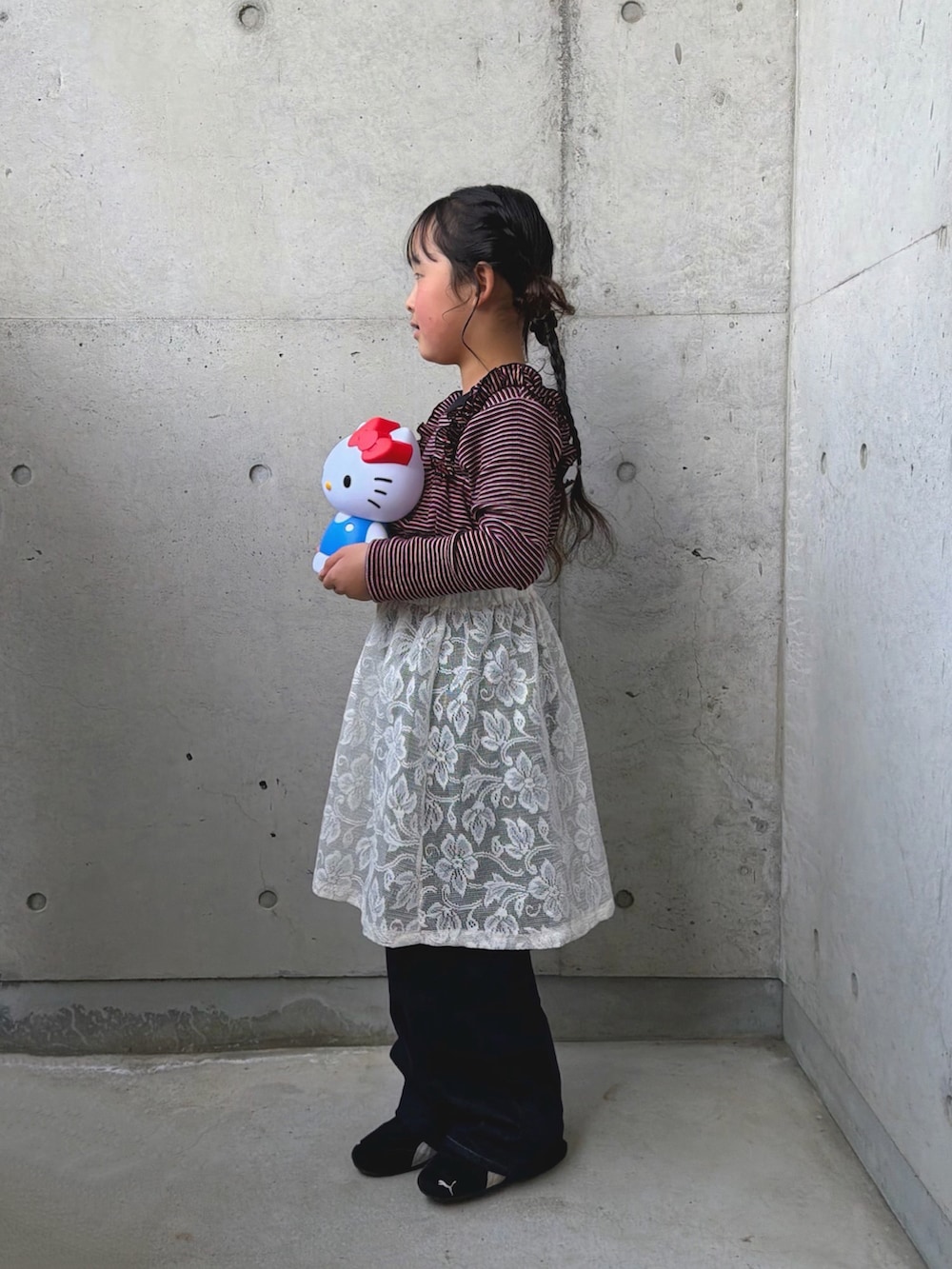 レッド系のキャミソール、レッド系のTシャツ/カットソー、グリーン系のブルゾンを着用したキッズの春コーディネートの4枚目の写真