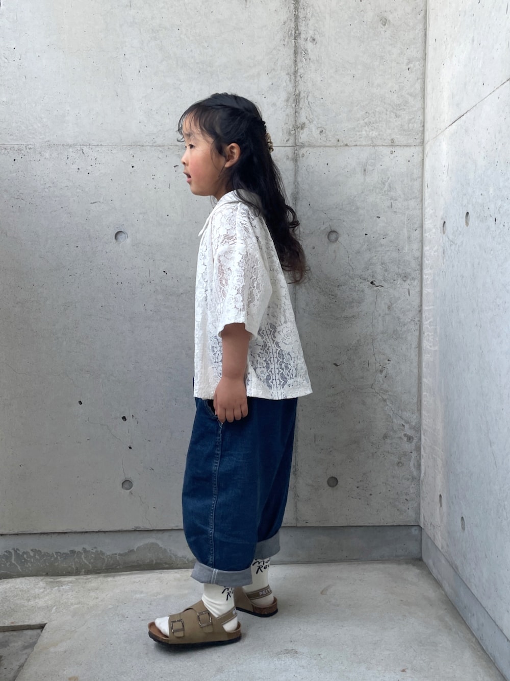 「デニムパンツ、シャツスタイル、タンクトップ、ボーダー、サンダル、キッズコーデ、レーストップス、着回しコーデ」｜「MILLERの【別注】＜Robert P. Miller＞タンクトップ 100-130cm（タンクトップ、ブラウン系）」を使った、ioooさん（キッズ・110cm）の春コーディネートの2枚目の写真