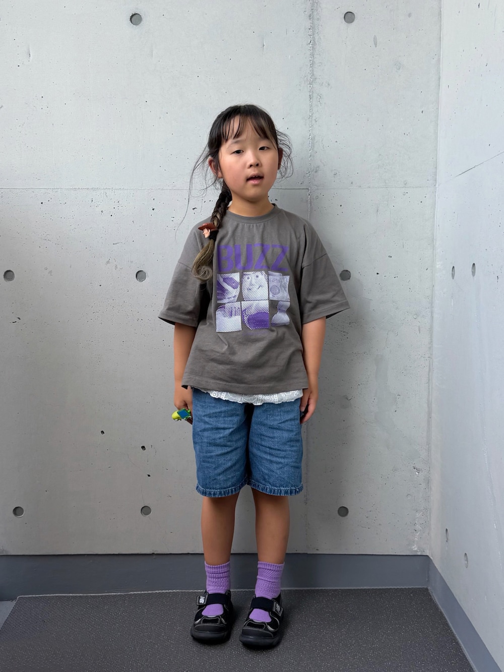 ブラック系のTシャツ/カットソー、ブラック系のサンダル、ブルー系のパンツを着用したキッズの夏コーディネートの4枚目の写真