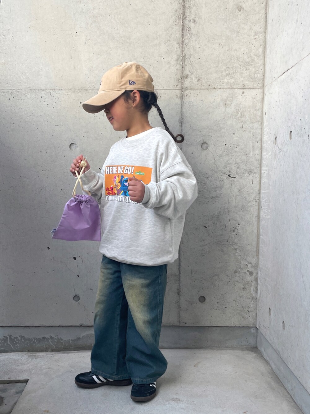 ホワイト系のTシャツ/カットソー、グレー系のスウェット、ブラック系のカーディガン/ボレロを着用したキッズの冬コーディネートの5枚目の写真