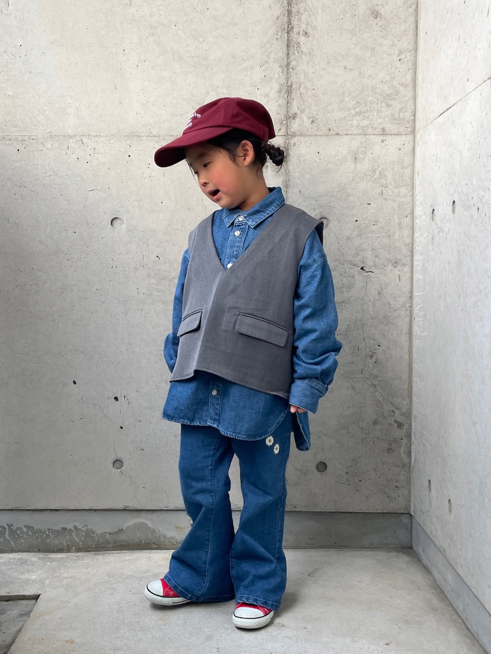 レッド系のスニーカー、グレー系のスーツセット、ブルー系のシャツ/ブラウスを着用したキッズの冬コーディネートの2枚目の写真
