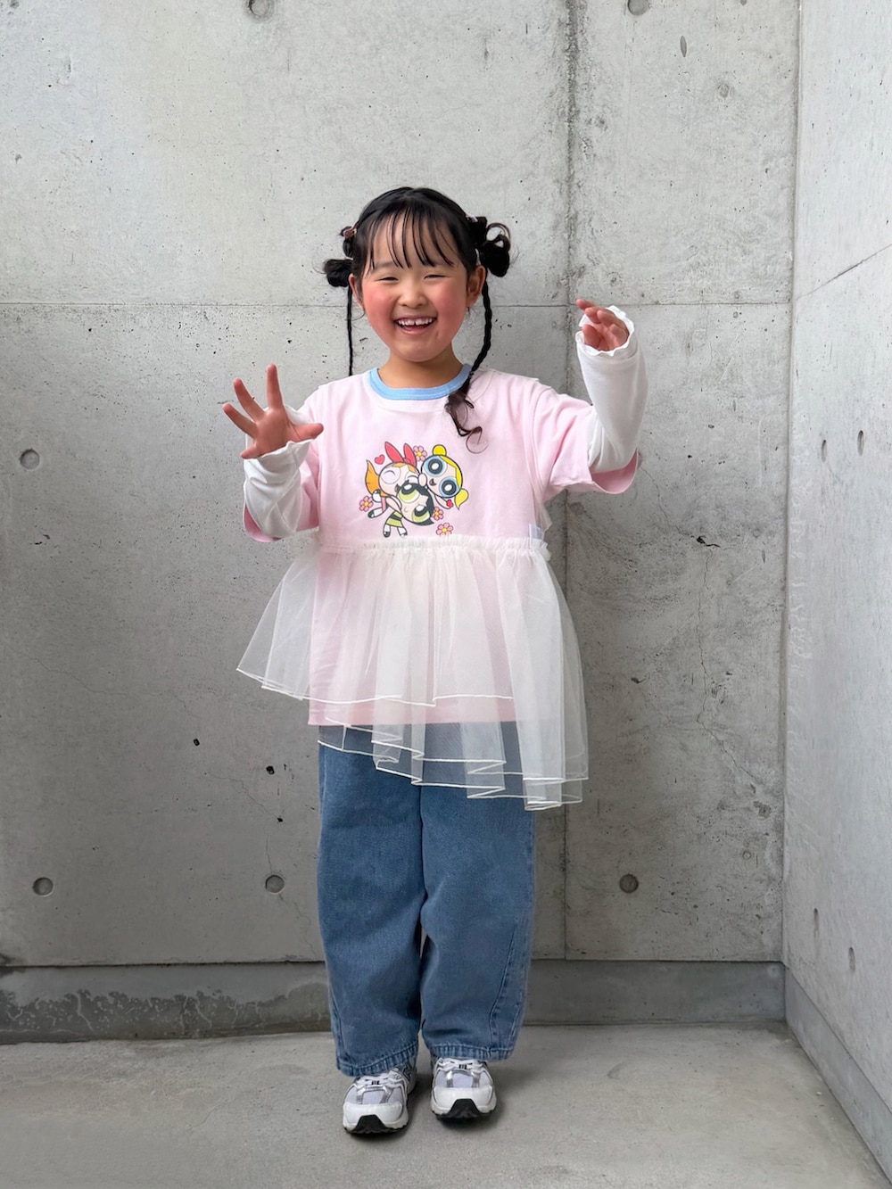 ホワイト系のTシャツ/カットソー、ホワイト系のスニーカー、ピンク系のTシャツ/カットソーを着用したキッズの春コーディネートの3枚目の写真