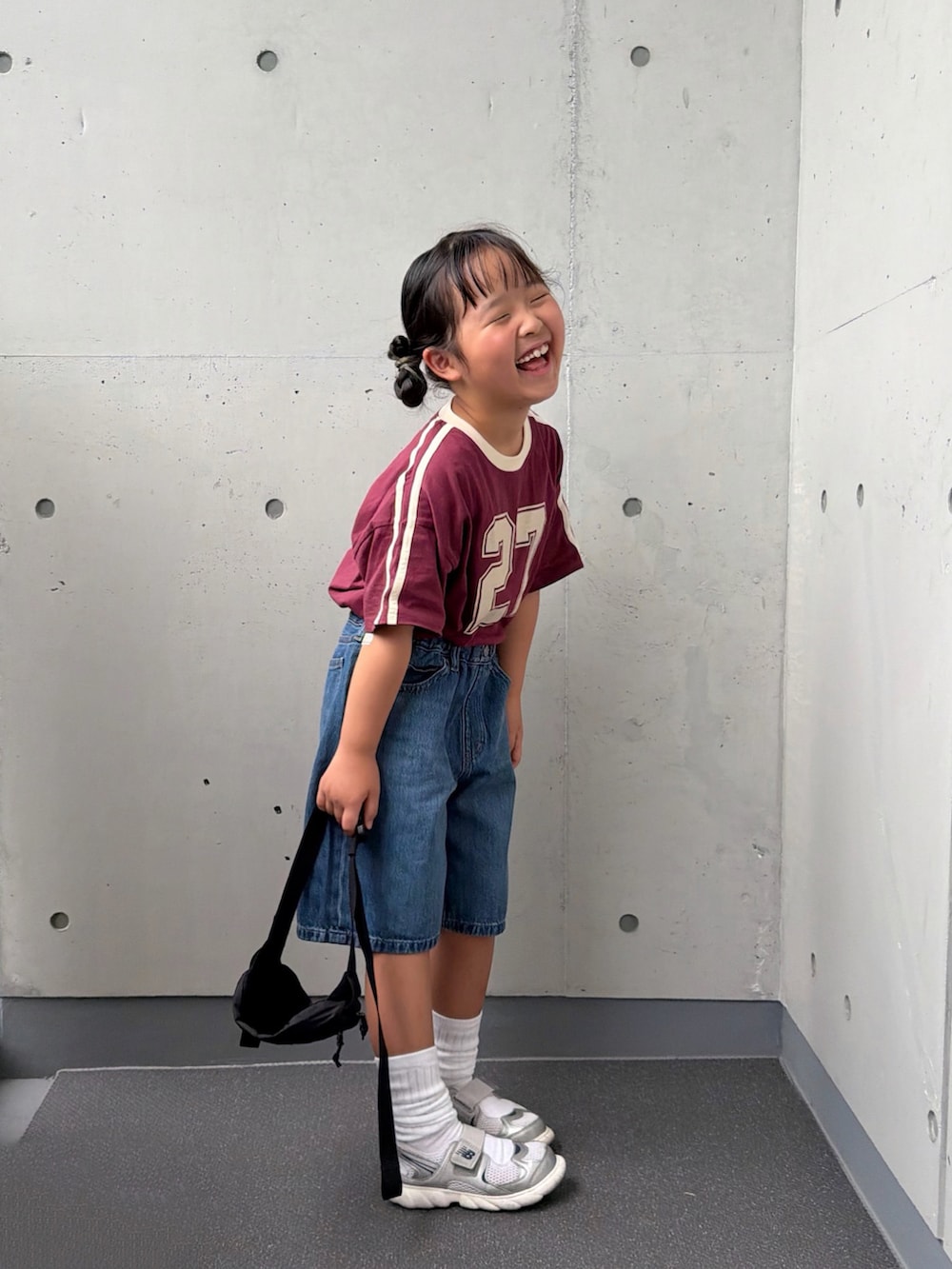 レッド系のTシャツ/カットソー、シルバー系のスニーカー、ブルー系のパンツを着用したキッズの夏コーディネートの4枚目の写真