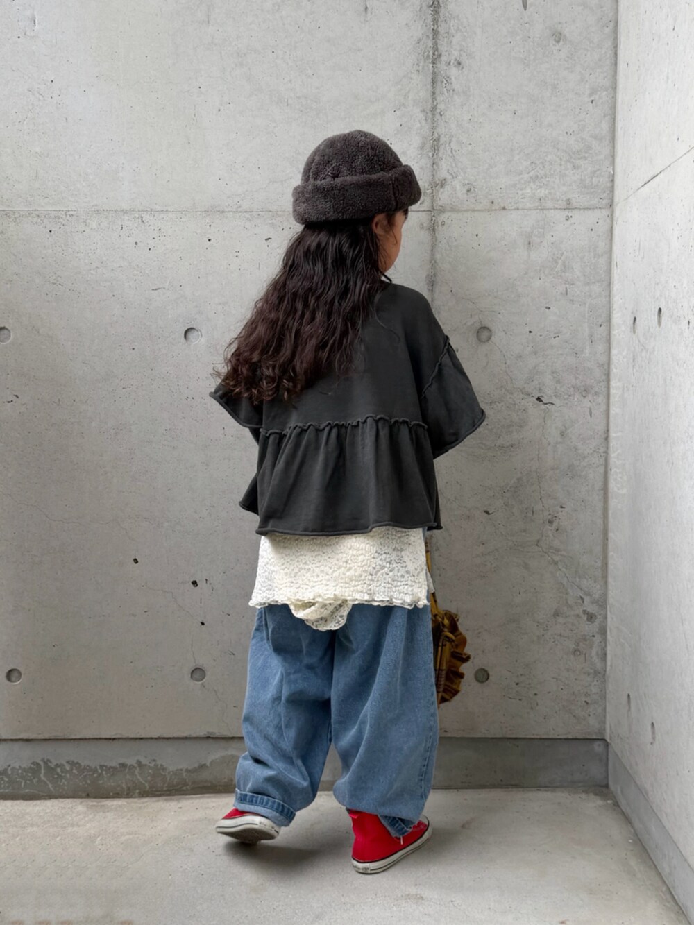 グレー系のTシャツ/カットソー、ホワイト系のTシャツ/カットソー、レッド系のスニーカーを着用したキッズの秋コーディネートの3枚目の写真