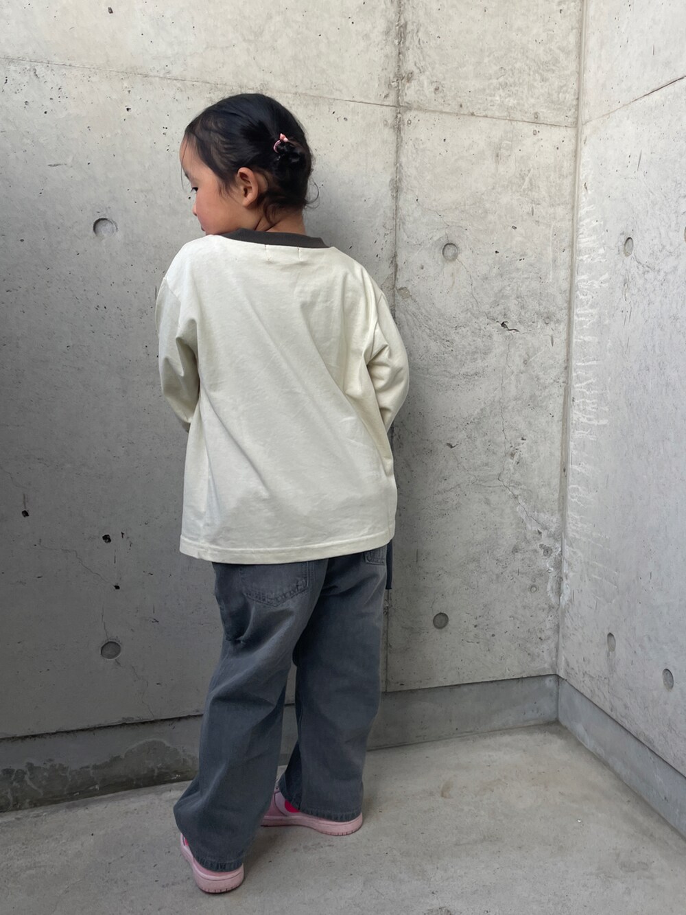ベージュ系のTシャツ/カットソー、グレー系のデニムパンツ、ピンク系のスニーカーを着用したキッズの春コーディネートの4枚目の写真