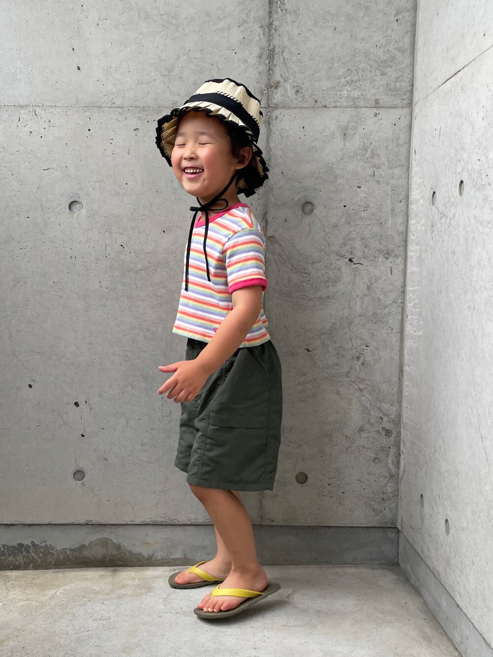 その他のTシャツ/カットソー、グリーン系のパンツ、ブラウン系のサンダルを着用したキッズの夏コーディネートの2枚目の写真